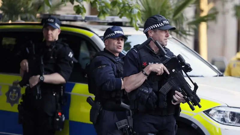 Polizia mobilitata dopo la strage di Manchester - Foto Ansa/Ap Kirsty Wigglesworth)