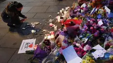 L'omaggio alle vitttime di Manchester - Foto Epa/Ansa Andy Rain