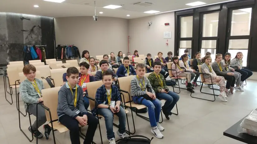 Gli alunni delle classi quinte A e B dell'elementare di Padenghe