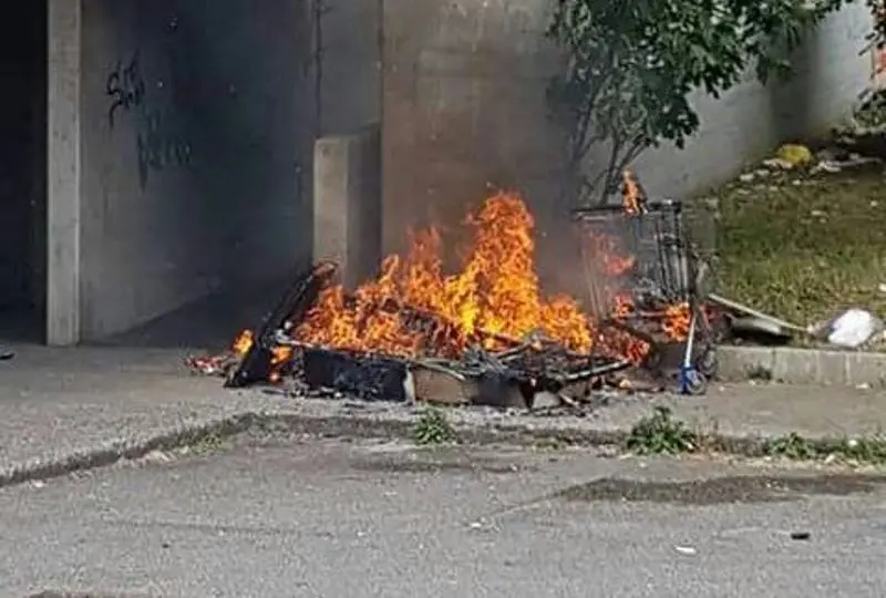 Rifiuti in fiamme in via Raffaello: prima e dopo il rogo