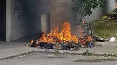 Rifiuti in fiamme in via Raffaello: prima e dopo il rogo