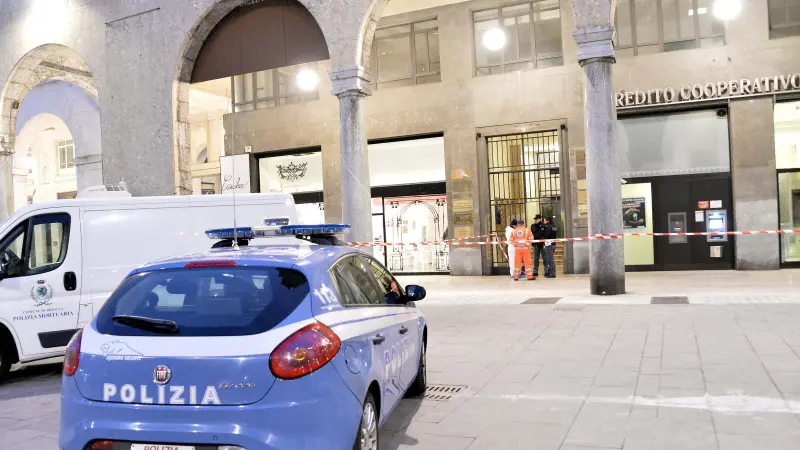 Polizia al lavoro dall'alba in piazza Vittoria
