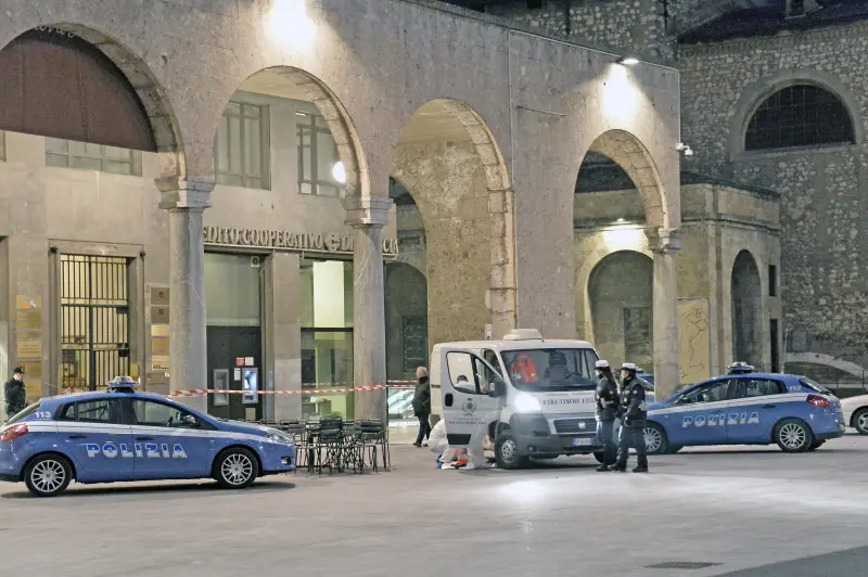 Polizia al lavoro dall'alba in piazza Vittoria