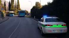 Il bus rimasto senza ruota ai Tormini