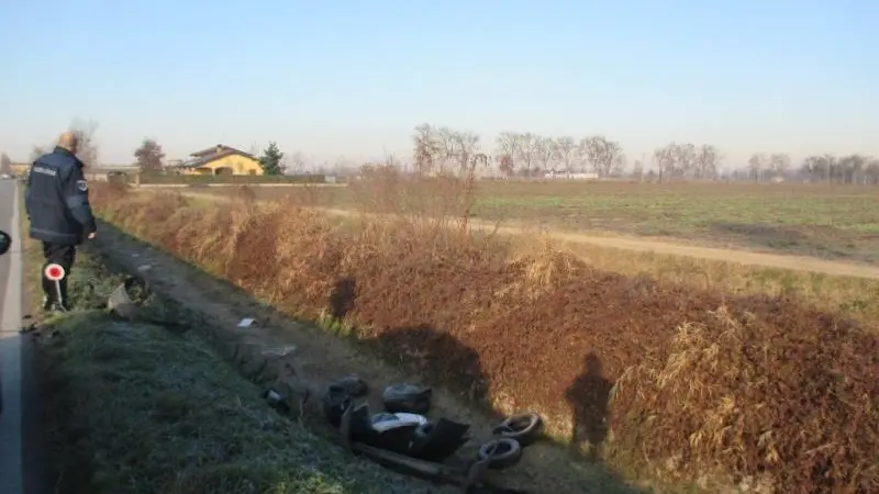 Leno, pneumatici abbandonati nella roggia