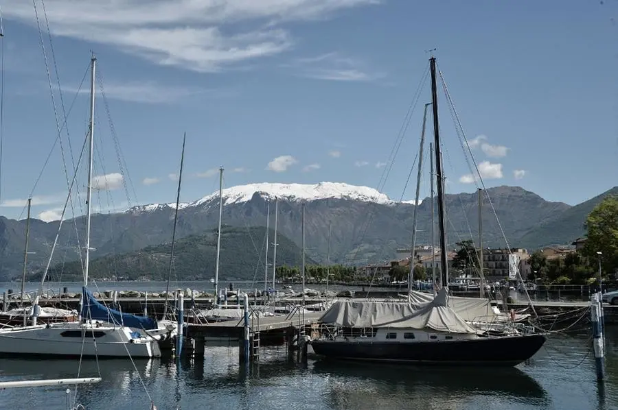 Il Guglielmo innevato visto dal lago d'Iseo