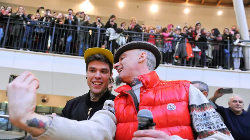 J-Ax e Fedez, tutti in coda per il firmacopie
