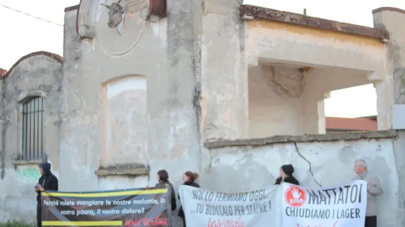 I manifestanti fuori dal Macello comunale di Rovato