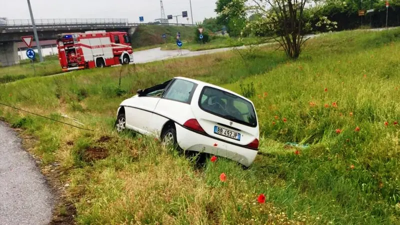 L'auto finita fuori strada a Lonato - © www.giornaledibrescia.it