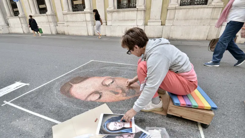 Gli artisti al lavoro in strada