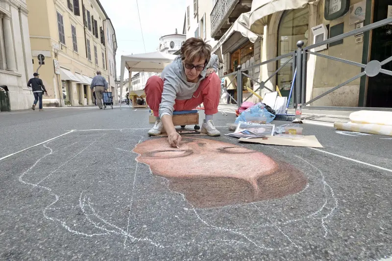 Gli artisti al lavoro in strada