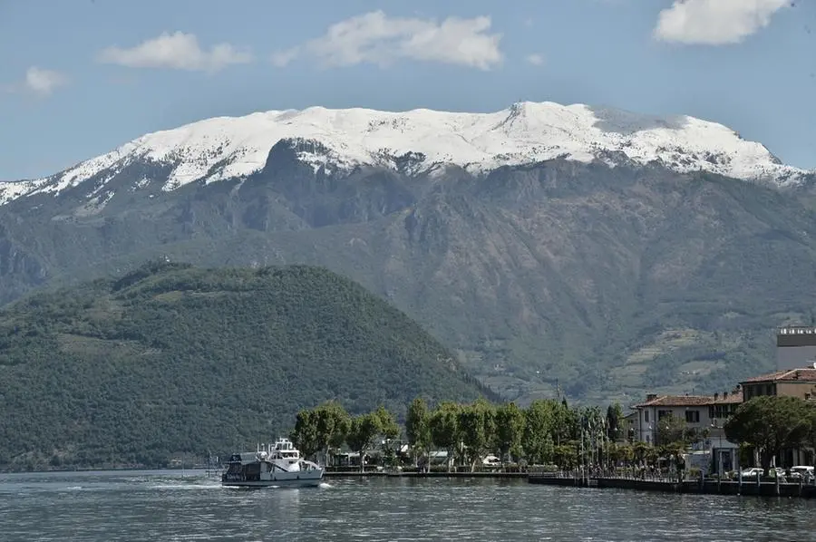 Il Guglielmo innevato visto dal lago d'Iseo
