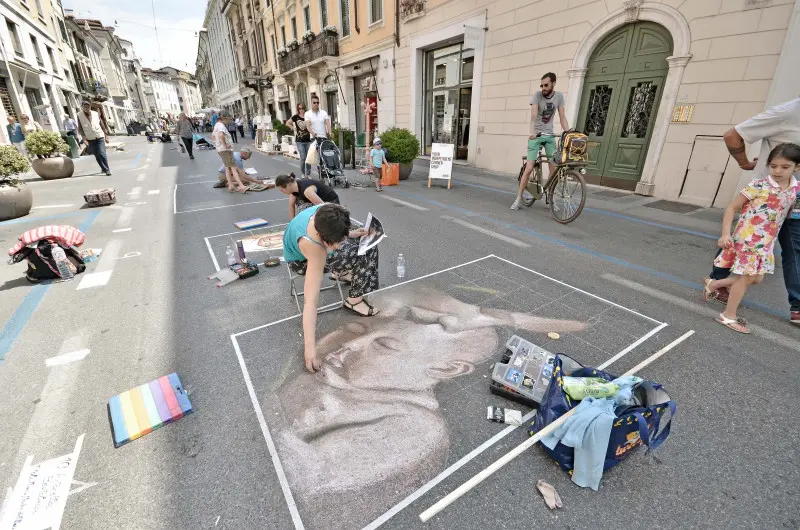 Gli artisti al lavoro in strada