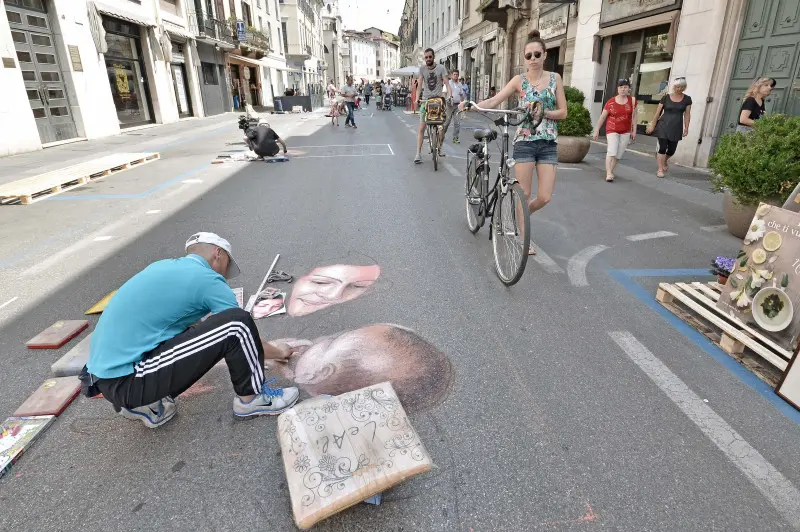 Gli artisti al lavoro in strada