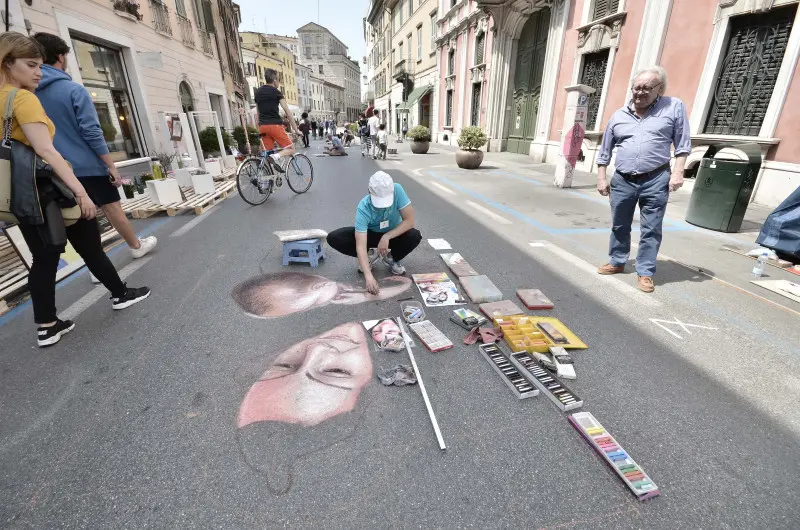 Gli artisti al lavoro in strada