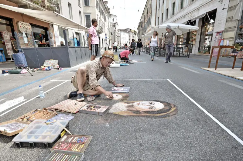 Gli artisti al lavoro in strada