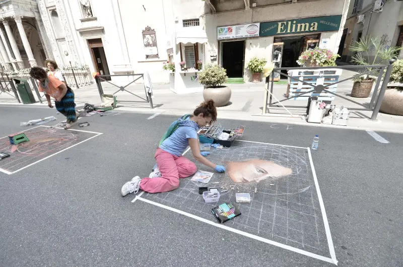 Gli artisti al lavoro in strada