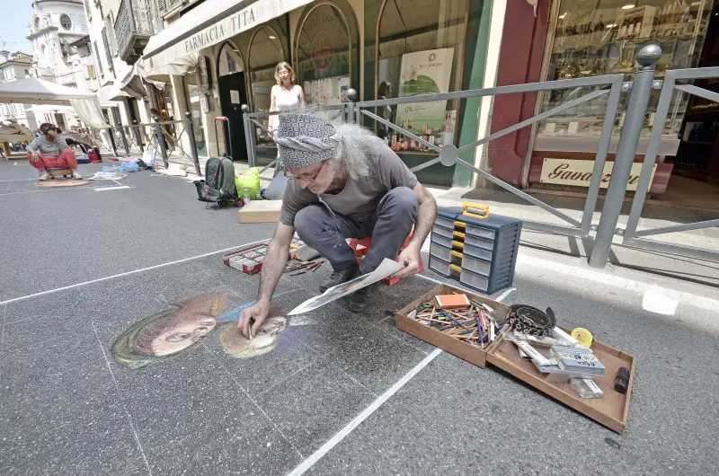 Gli artisti al lavoro in strada