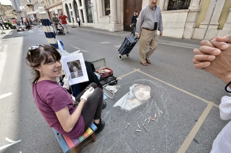 Gli artisti al lavoro in strada