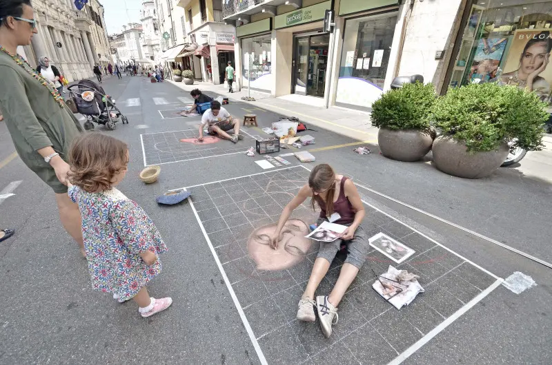 Gli artisti al lavoro in strada