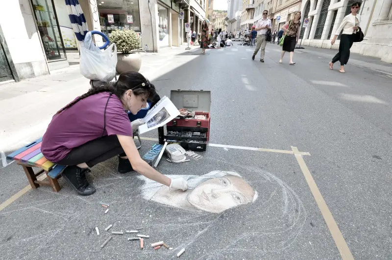 Gli artisti al lavoro in strada