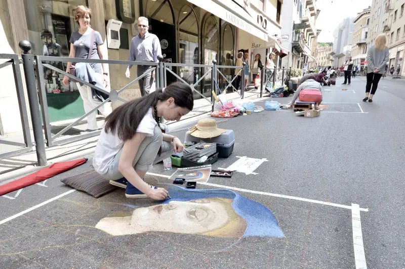 Gli artisti al lavoro in strada