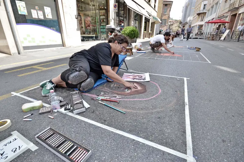 Gli artisti al lavoro in strada