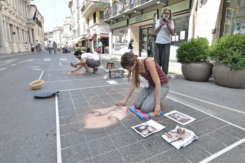 Gli artisti al lavoro in strada