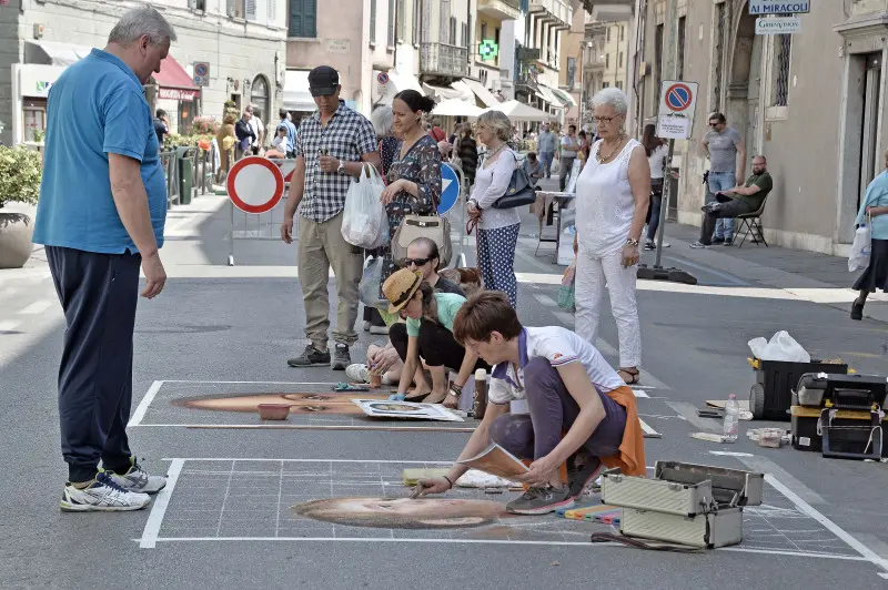 Gli artisti al lavoro in strada