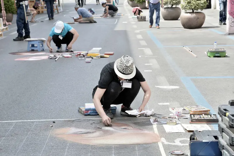 Gli artisti al lavoro in strada