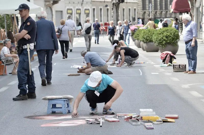 Gli artisti al lavoro in strada