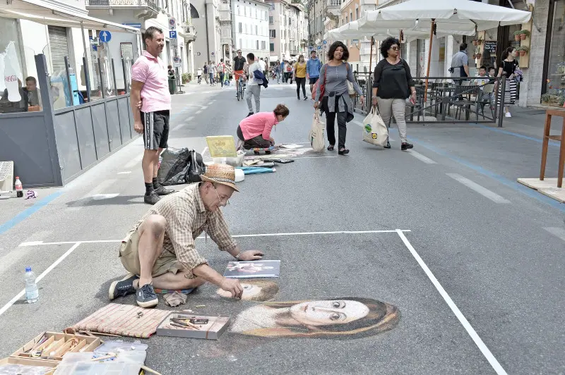 Gli artisti al lavoro in strada