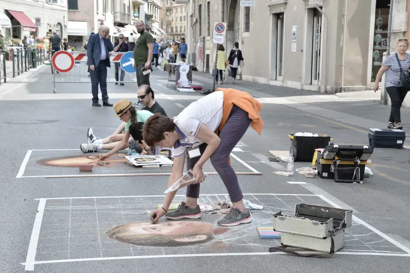 Gli artisti al lavoro in strada