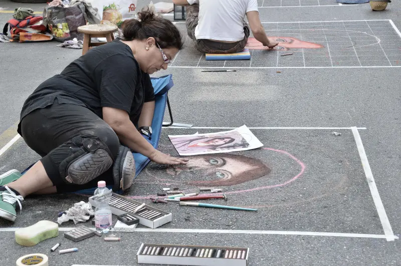 Gli artisti al lavoro in strada