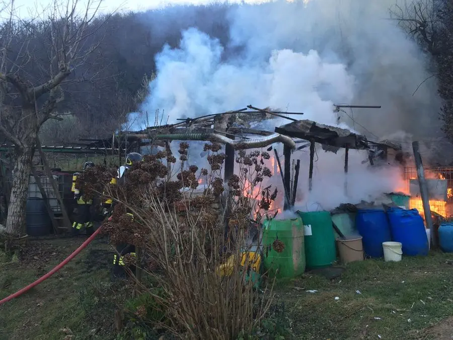 Casotto in fiamme a Navezze