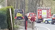 La prima foto diffusa via Twitter dell'esplosione davanti al bus del Borussia Dortmund - Foto: Twitter: @MhHz1802