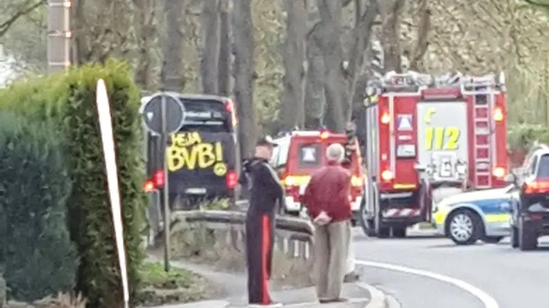 La prima foto diffusa via Twitter dell'esplosione davanti al bus del Borussia Dortmund - Foto: Twitter: @MhHz1802