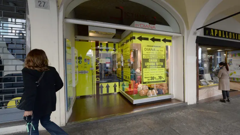 Diana pelletterie, in via X Giornate, si avvia verso la chiusura