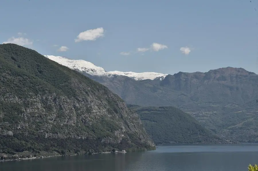 Il Guglielmo innevato visto dal lago d'Iseo