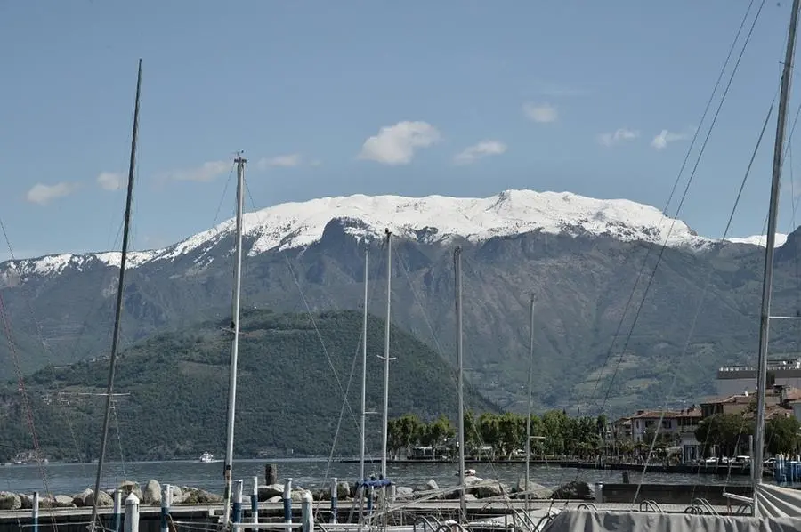 Il Guglielmo innevato visto dal lago d'Iseo