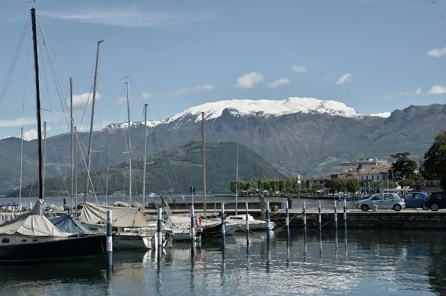 Il Guglielmo innevato visto dal lago d'Iseo