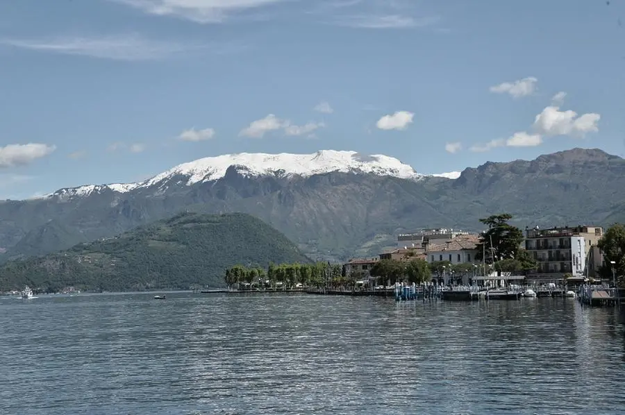 Il Guglielmo innevato visto dal lago d'Iseo