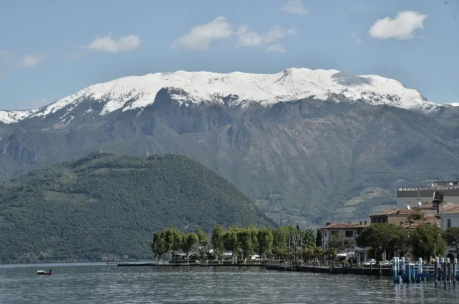 Il Guglielmo innevato visto dal lago d'Iseo
