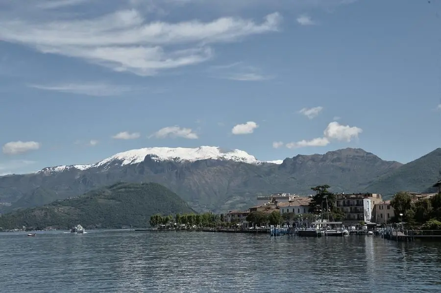 Il Guglielmo innevato visto dal lago d'Iseo