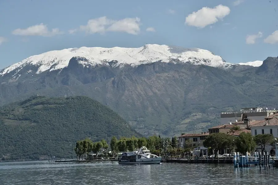 Il Guglielmo innevato visto dal lago d'Iseo