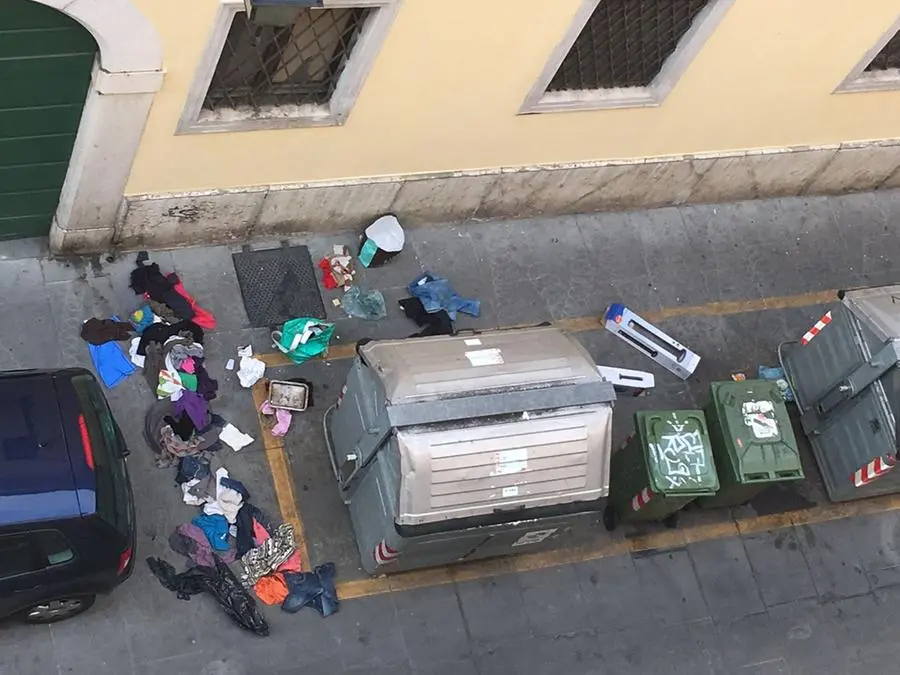 La spazzatura in via Battaglie