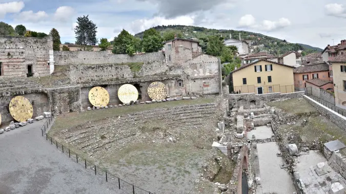 Le opere di Paladino al Teatro Romano