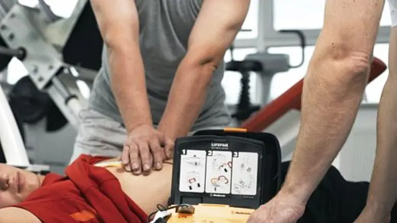 Un soccorso con defibrillatore - © www.giornaledibrescia.it