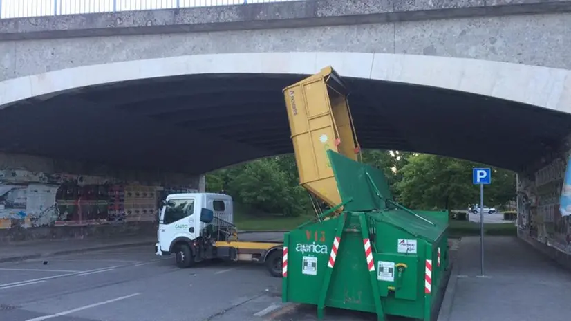 Raccolta del vetro, il cassone resta incastrato