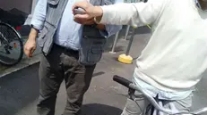 Il ladro ciclista che sfila lo smartphone di mano ai pedoni - © www.giornaledibrescia.it